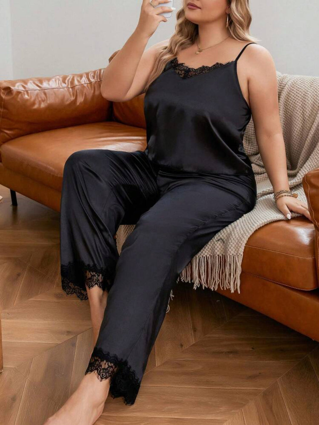 Pijama curvy de satén con paneles de encaje
