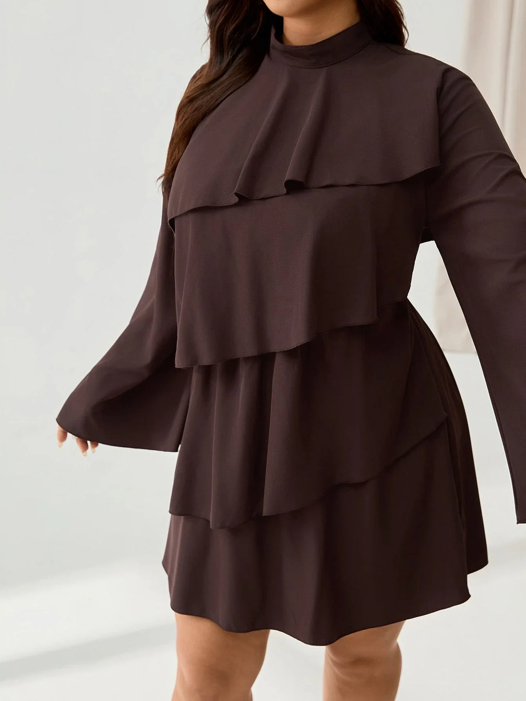Olivia | Vestido Curvy con Cuello Alto y Volantes