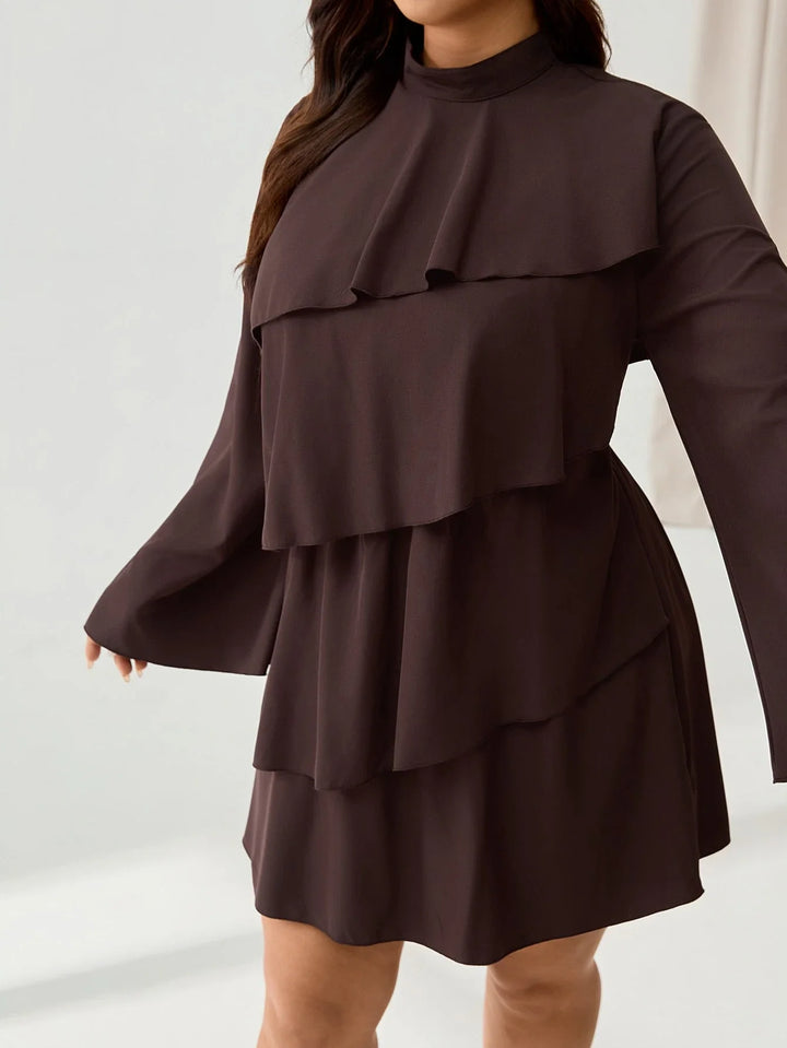 Olivia | Vestido Curvy con Cuello Alto y Volantes