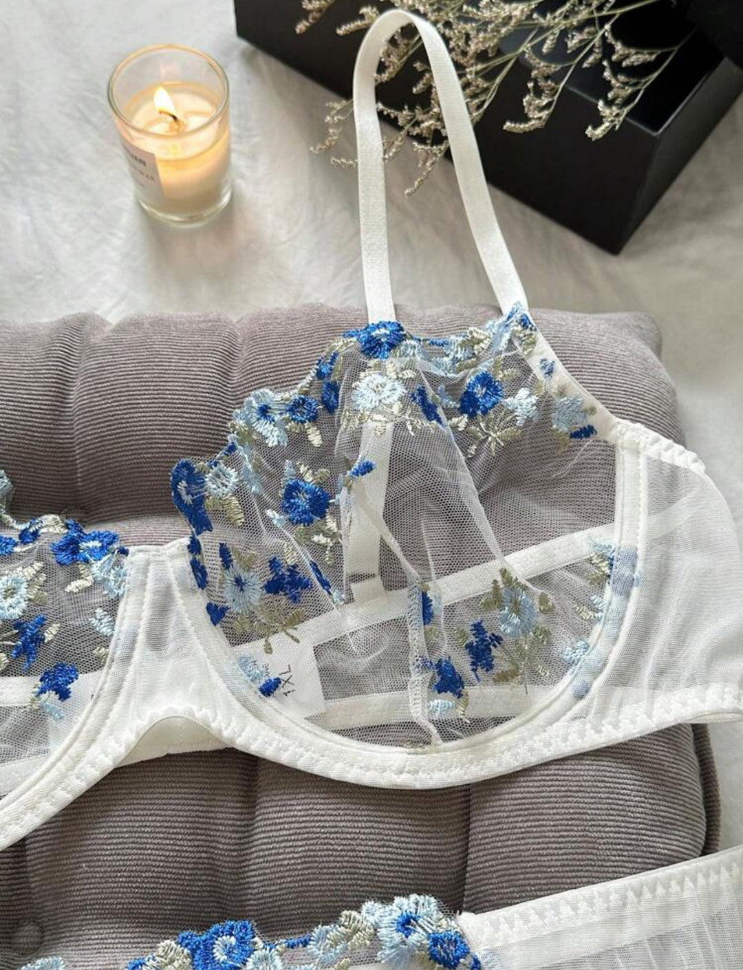 Conjunto curvy de lencería de tul bordado floral con aros