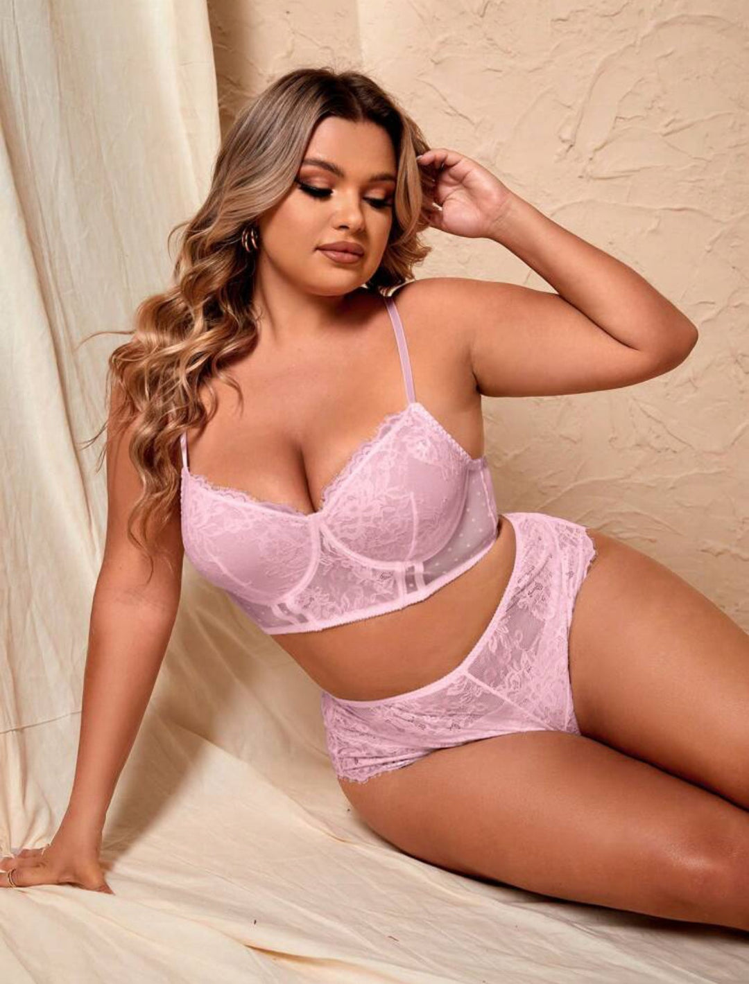 Conjunto de lencería curvy de encaje floral con aros