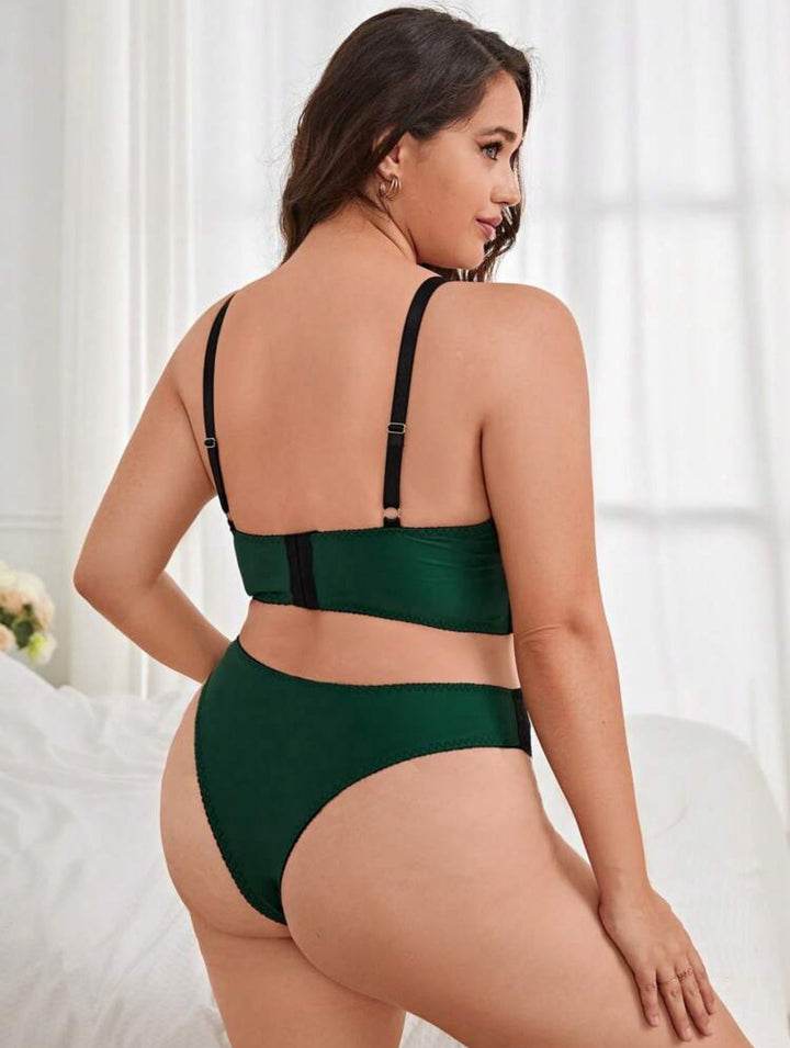 Conjunto curvy de lencería de encaje en contraste con aros