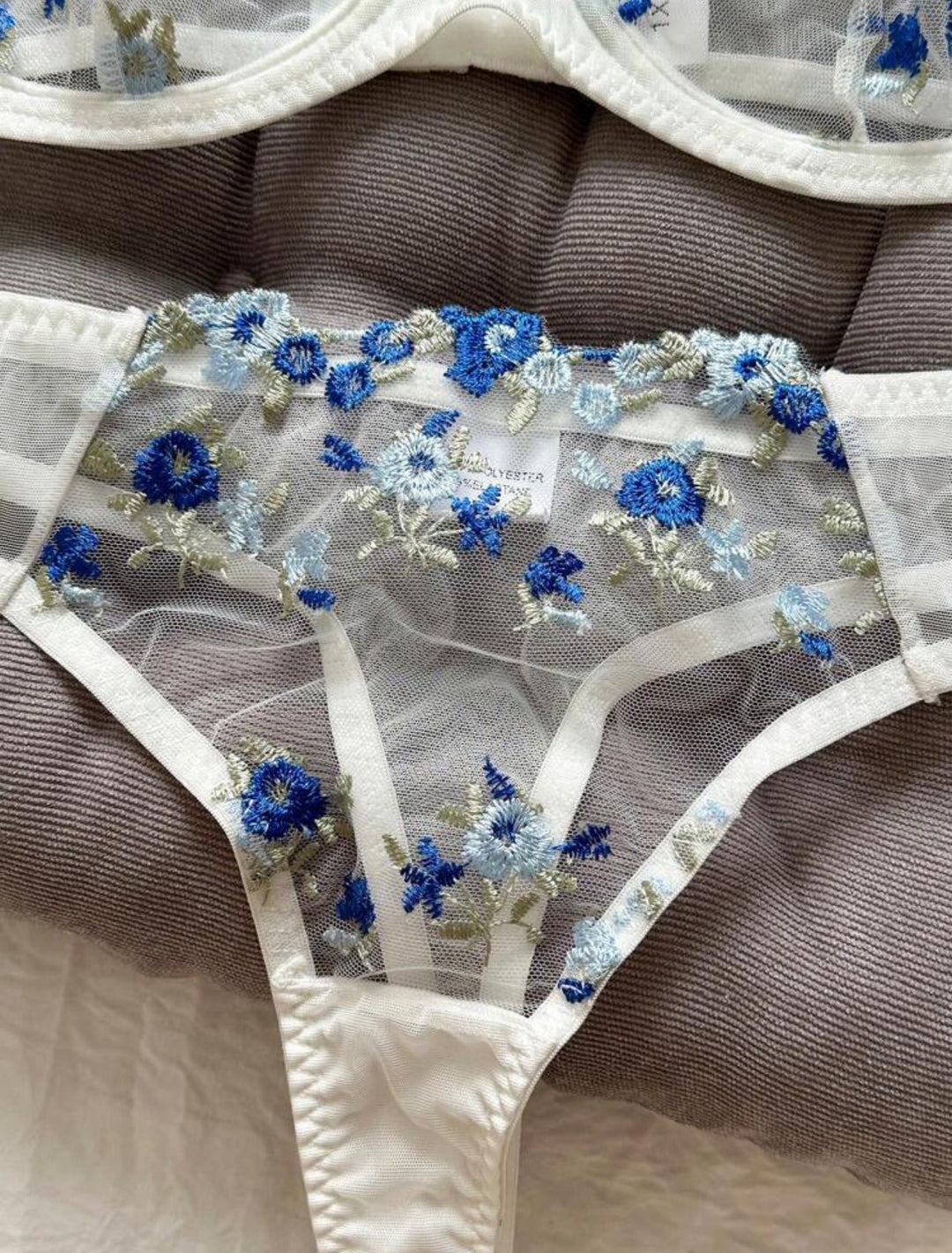 Conjunto curvy de lencería de tul bordado floral con aros