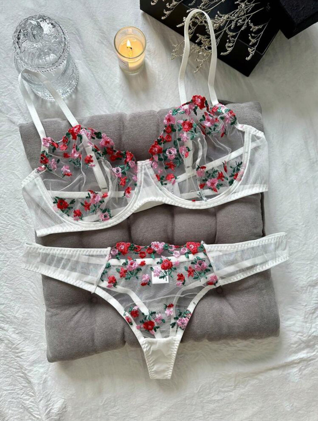 Conjunto curvy de lencería de tul bordado floral con aros