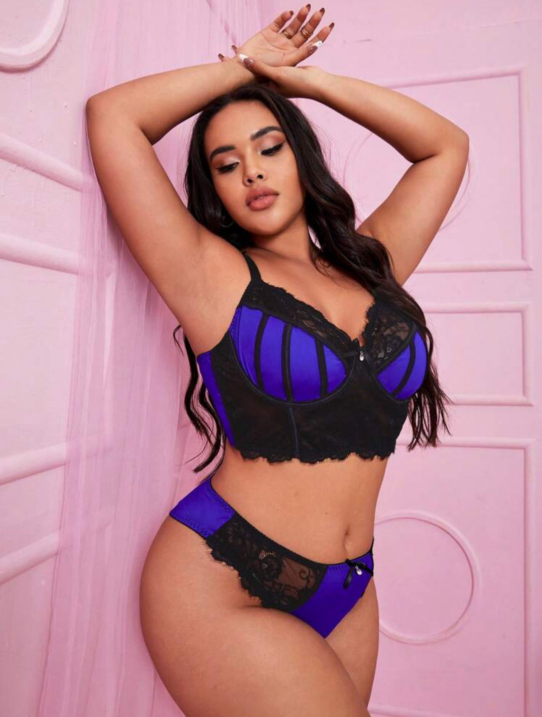 Conjunto curvy de lencería de encaje en contraste con aros