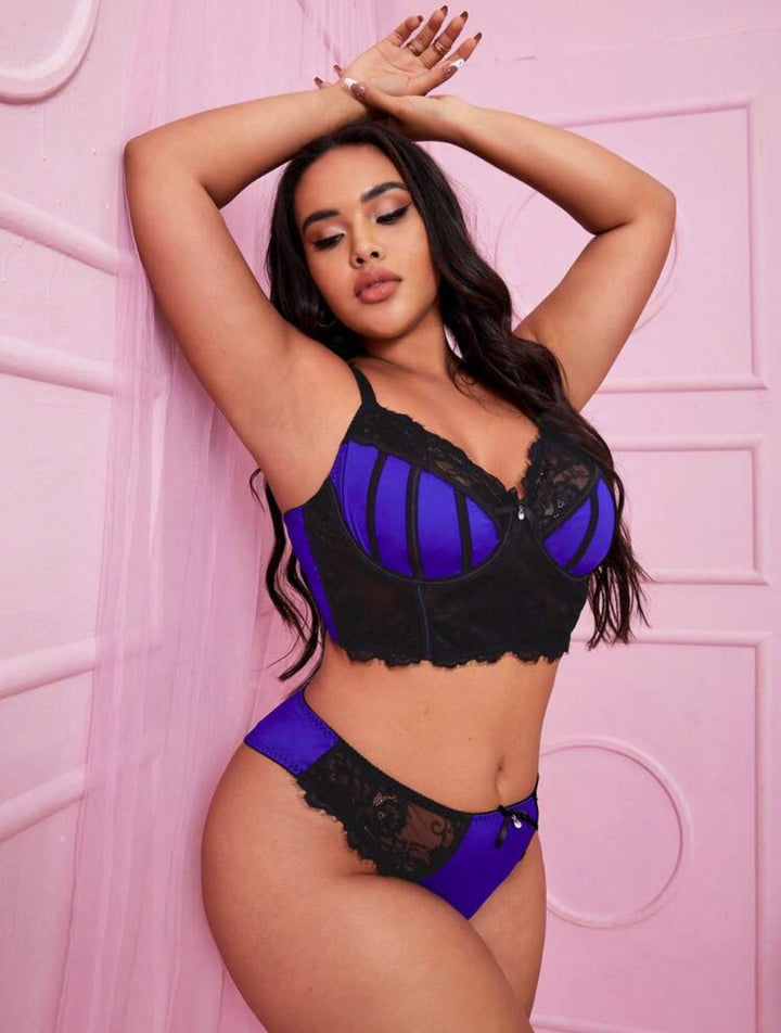Conjunto curvy de lencería de encaje en contraste con aros