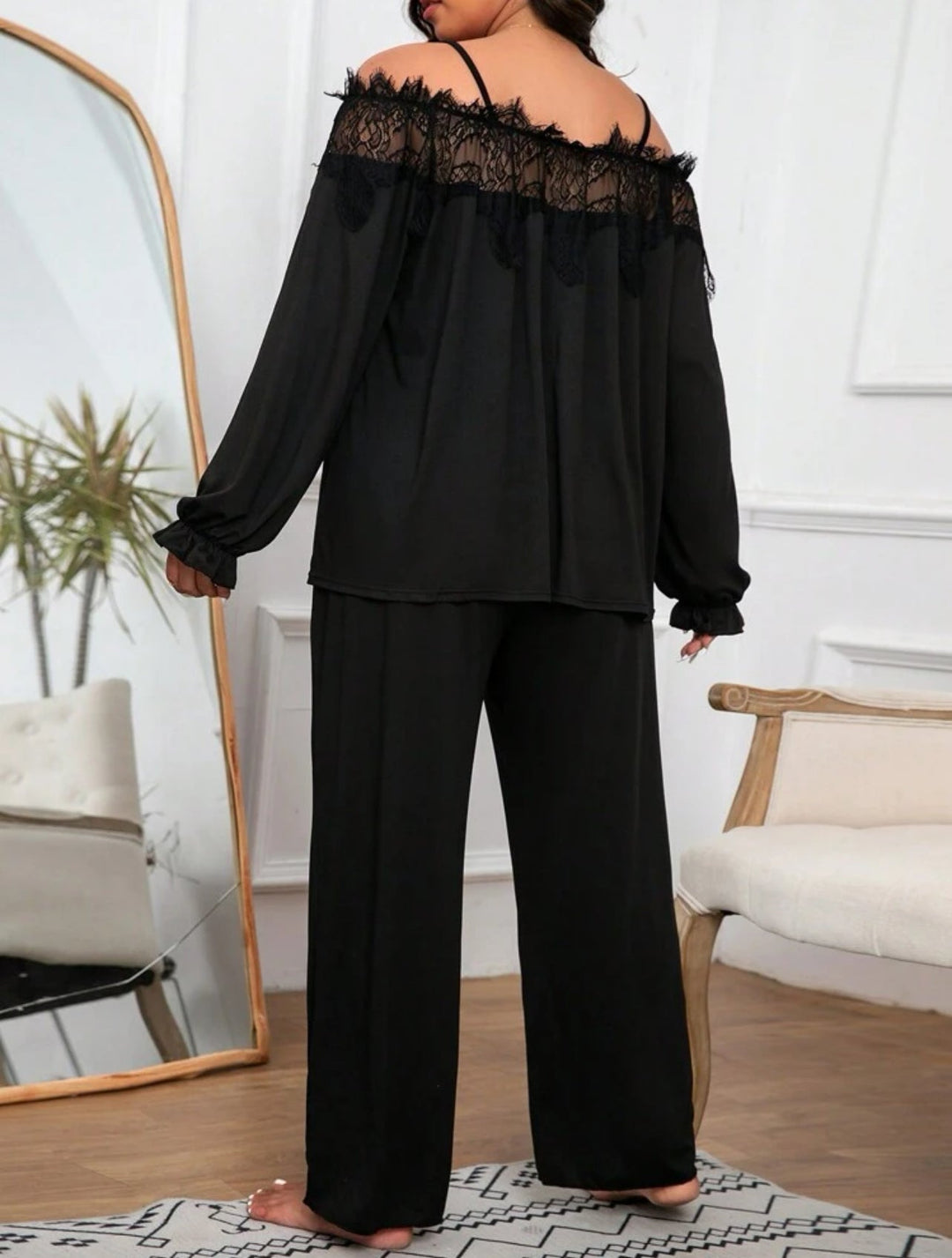 Pijama curvy con hombros descubiertos y encaje