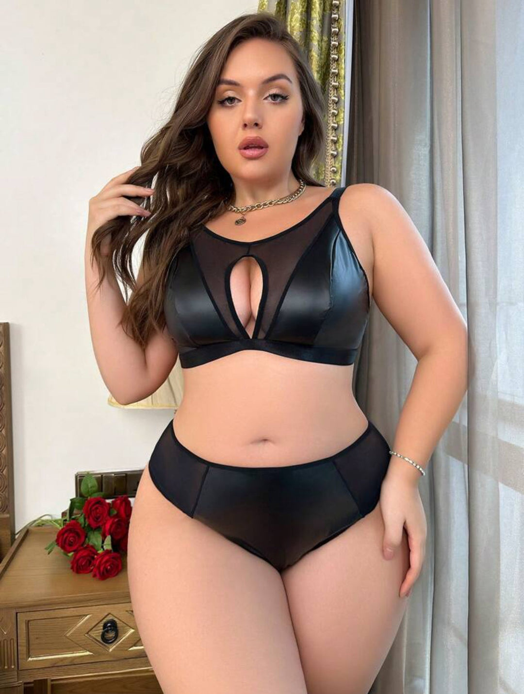 Conjunto curvy de lencería de tul con detalles efecto cuero