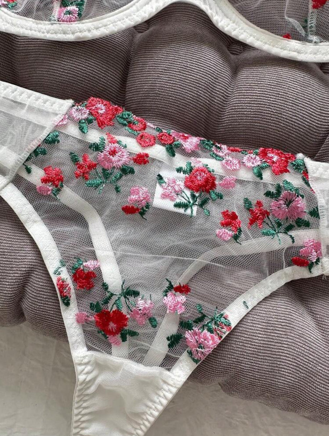 Conjunto curvy de lencería de tul bordado floral con aros