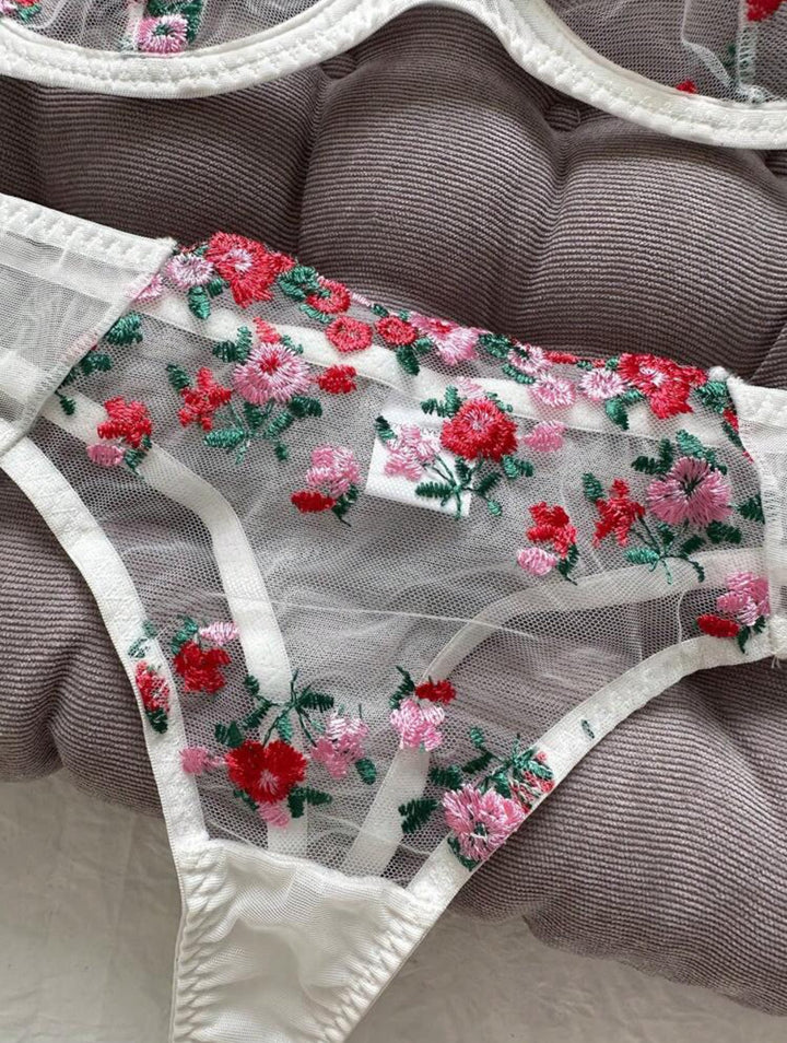 Conjunto curvy de lencería de tul bordado floral con aros
