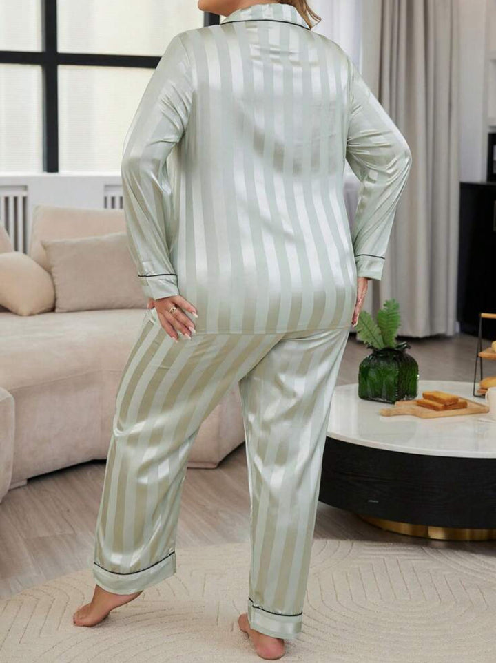 Pijama curvy de satén jacquard a rayas con ribetes en contraste