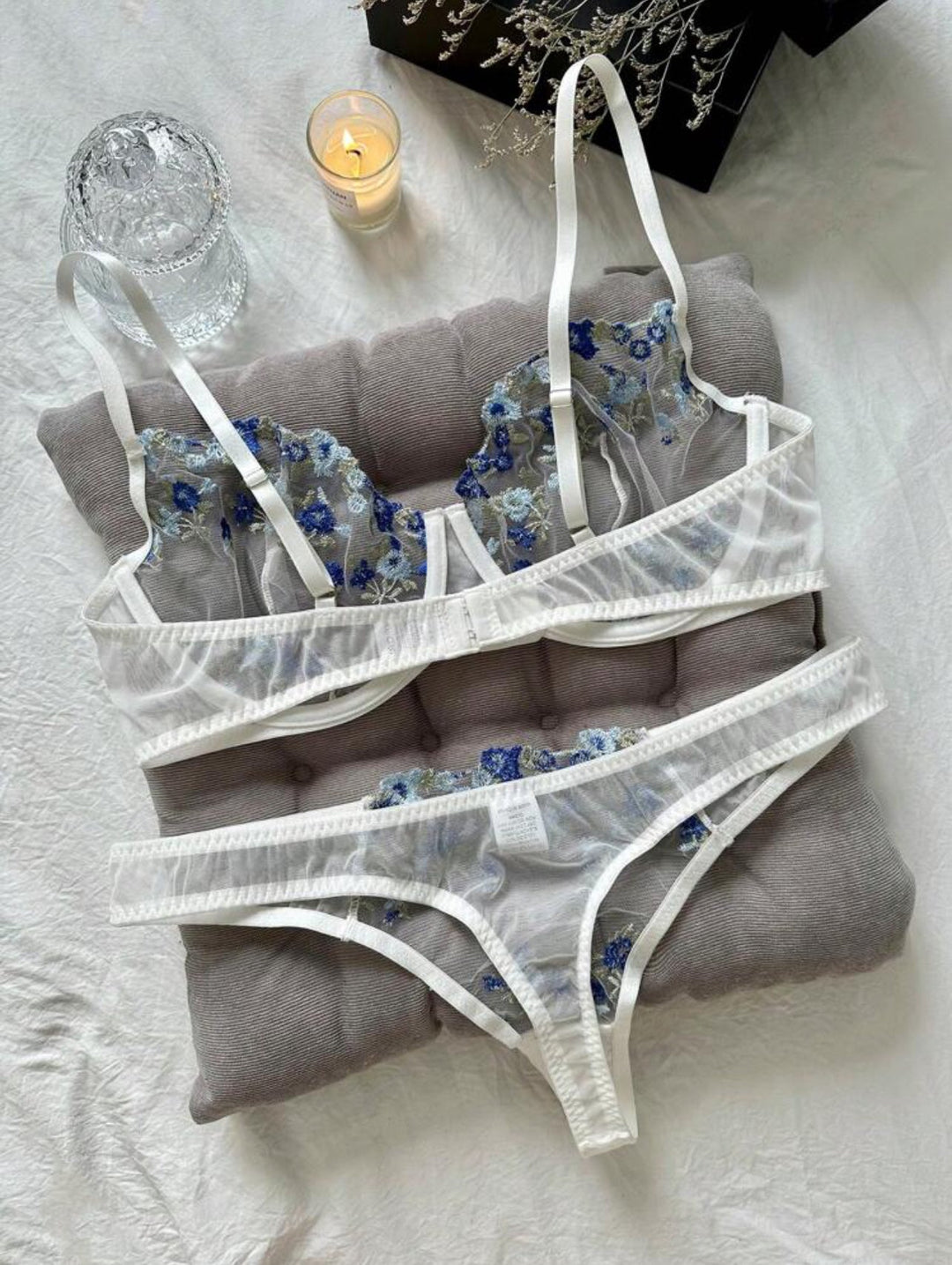 Conjunto curvy de lencería de tul bordado floral con aros