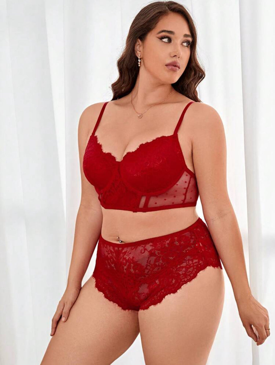Conjunto de lencería curvy de encaje floral con aros