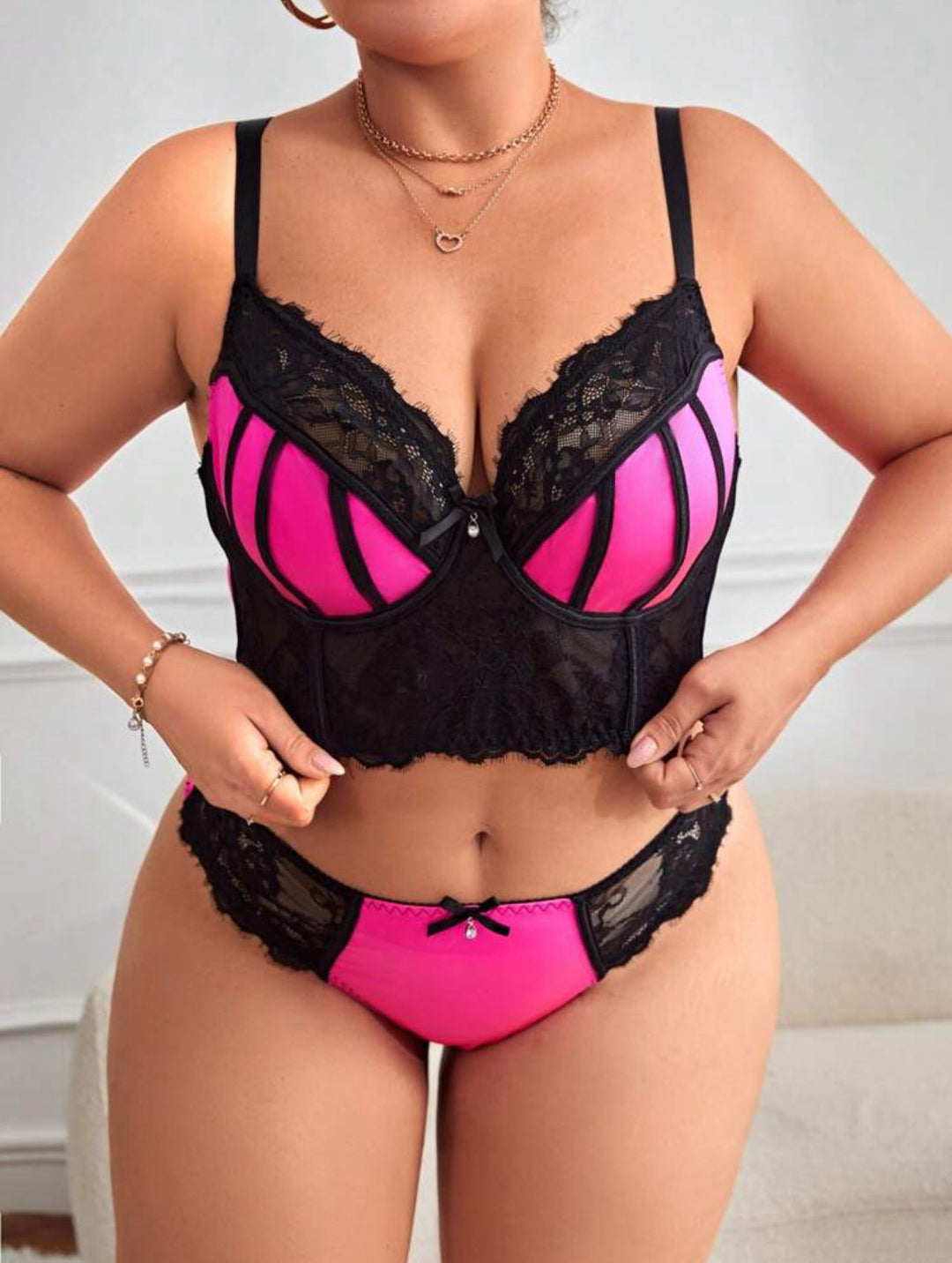Conjunto curvy de lencería de encaje en contraste con aros