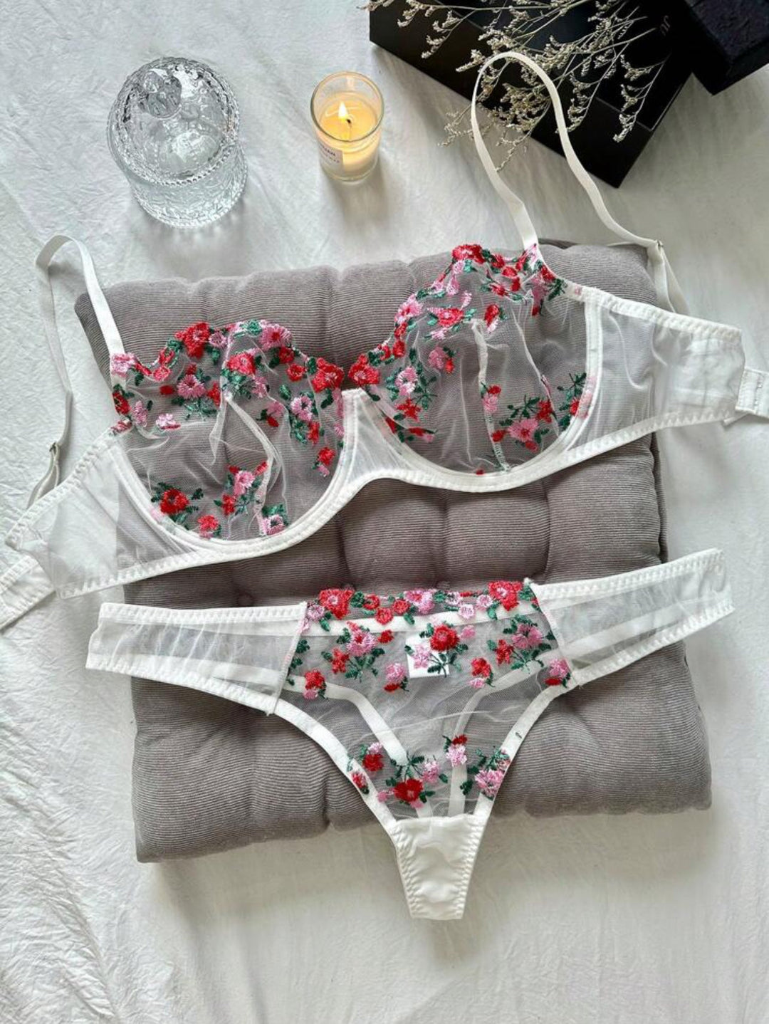 Conjunto curvy de lencería de tul bordado floral con aros