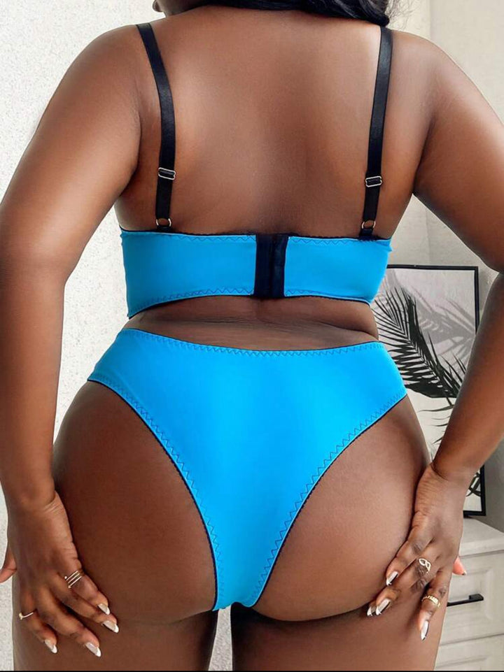 Conjunto curvy de lencería de encaje en contraste con aros