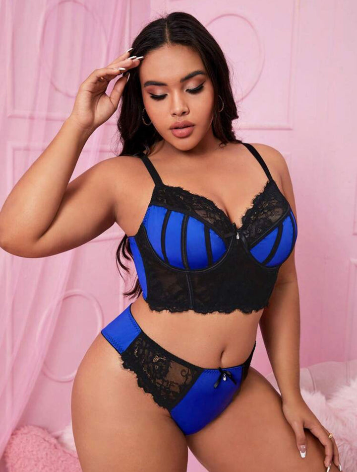 Conjunto curvy de lencería de encaje en contraste con aros