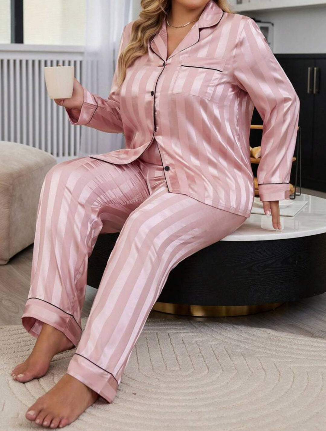 Pijama curvy de satén jacquard a rayas con ribetes en contraste