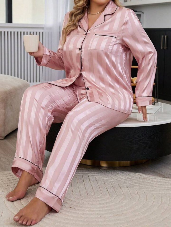 Pijama curvy de satén jacquard a rayas con ribetes en contraste