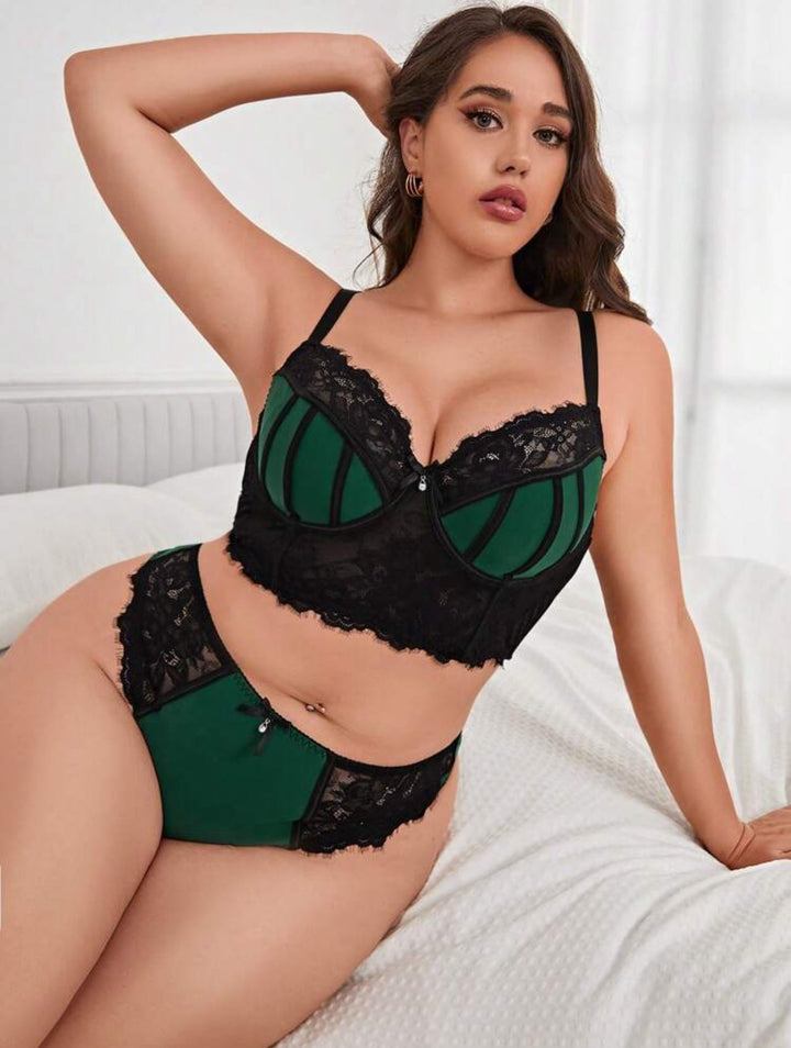 Conjunto curvy de lencería de encaje en contraste con aros