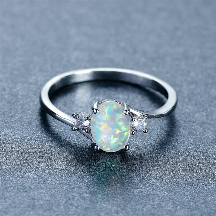 Leuke Vrouwelijke Witte Opaal Stenen Ring Klassieke Zilveren Kleur Verlovingssieraden Luxe Kristal Ovale Trouwringen Voor Vrouwen