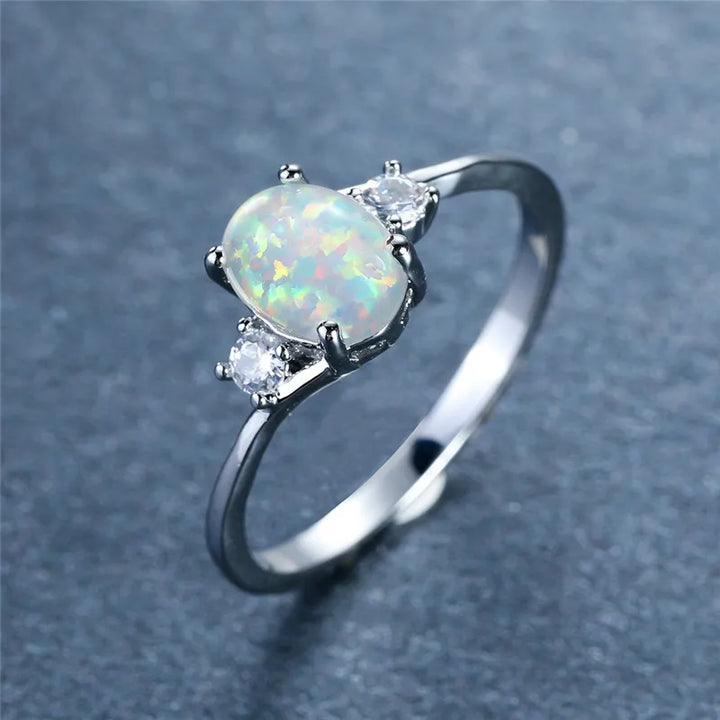 Leuke Vrouwelijke Witte Opaal Stenen Ring Klassieke Zilveren Kleur Verlovingssieraden Luxe Kristal Ovale Trouwringen Voor Vrouwen