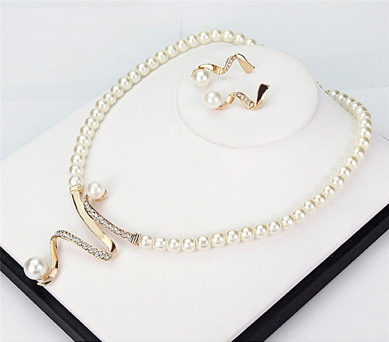 Conjunto de collar y pendientes de perlas naturales