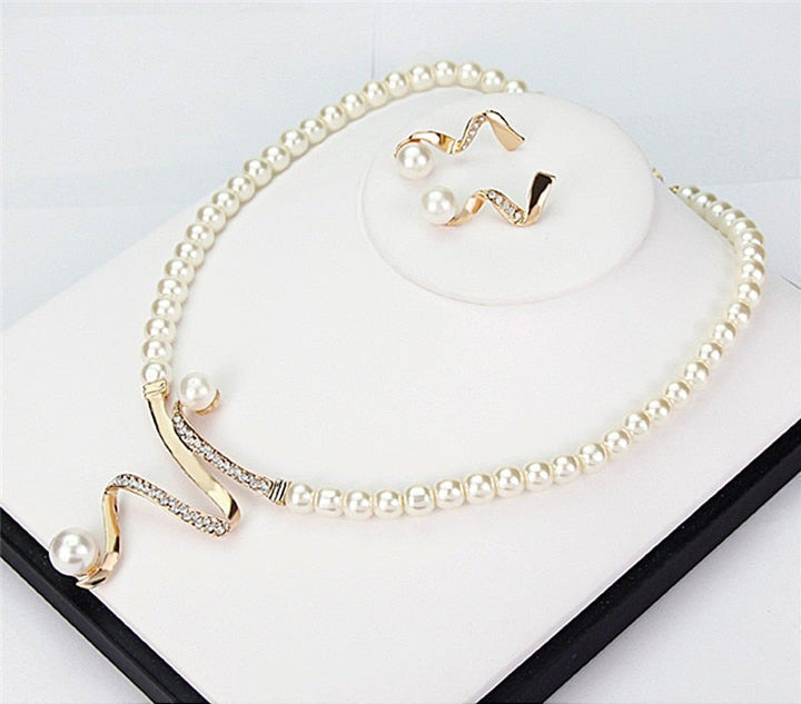 Conjunto de collar y pendientes de perlas naturales