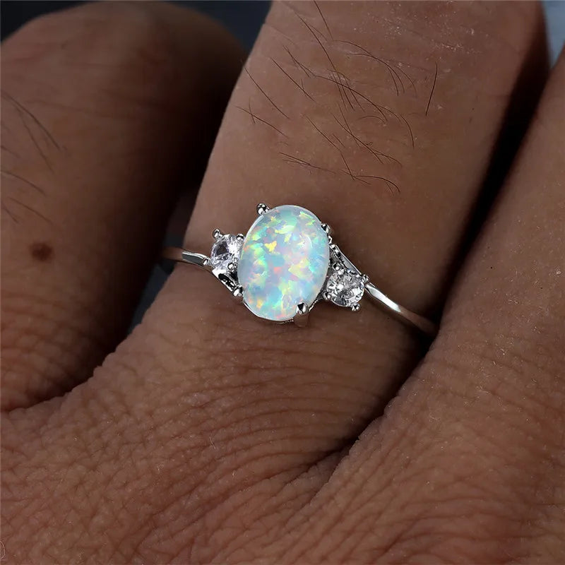 Leuke Vrouwelijke Witte Opaal Stenen Ring Klassieke Zilveren Kleur Verlovingssieraden Luxe Kristal Ovale Trouwringen Voor Vrouwen