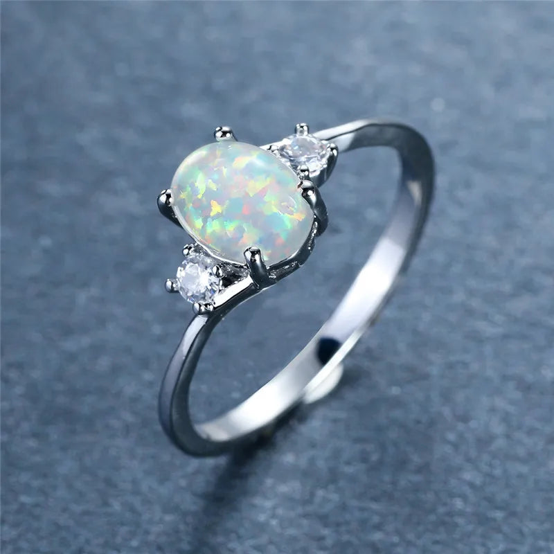 Leuke Vrouwelijke Witte Opaal Stenen Ring Klassieke Zilveren Kleur Verlovingssieraden Luxe Kristal Ovale Trouwringen Voor Vrouwen