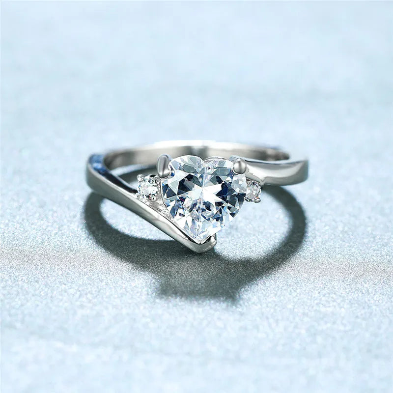 Luxe Vrouwelijke Green Crystal Stone Ring Classic Silver Kleur Dunne Trouwringen Voor Vrouwen Trendy Liefde Hart Engagement Ring