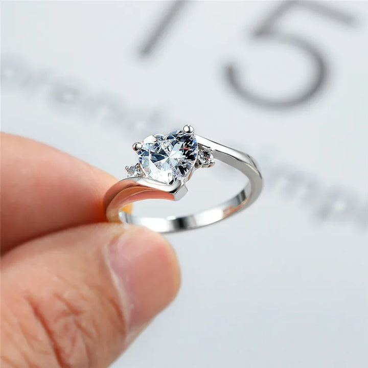 Luxe Vrouwelijke Green Crystal Stone Ring Classic Silver Kleur Dunne Trouwringen Voor Vrouwen Trendy Liefde Hart Engagement Ring