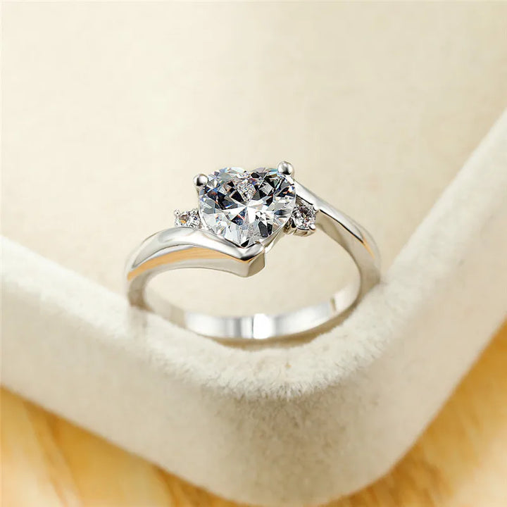 Luxe Vrouwelijke Green Crystal Stone Ring Classic Silver Kleur Dunne Trouwringen Voor Vrouwen Trendy Liefde Hart Engagement Ring