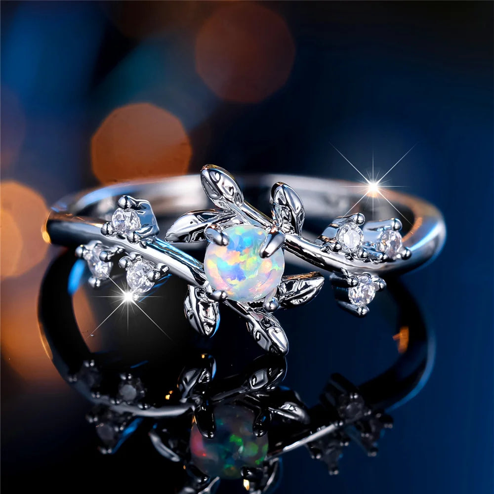 Charme Vrouwelijke Witte Vuur Opaal Steen Ronde Blad Ring Zilver Kleur Leuke Gift Bruiloft Sieraden Voor Vrouwen
