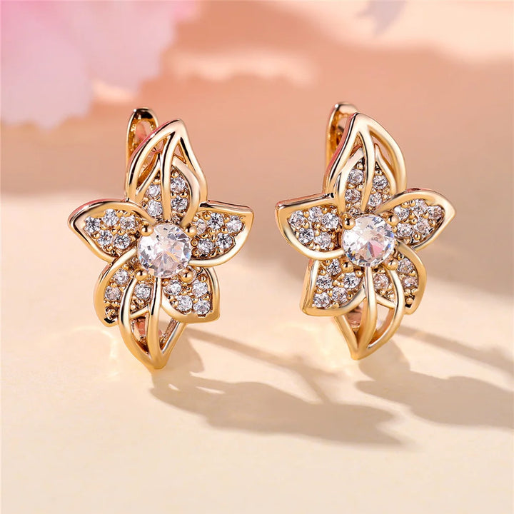 Charme Vrouwelijke Witte Kristallen Zirkoon Steen Bloem Hoepel Oorbellen Goud Kleur Eenvoudige Bruiloft Sieraden Voor Vrouwen