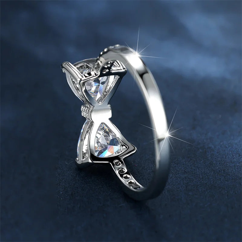 Luxe Vrouwelijke Charme Schattige Strik Zilveren Kleur Bruiloft Sieraden Voor Vrouwen Witte Kristallen Steen Verlovingsring