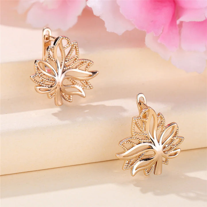 Charme Vrouwelijke Witte Kristallen Zirkoon Steen Boomblad Hoepel Oorbellen Goud Kleur Eenvoudige Bruiloft Sieraden Voor Vrouwen