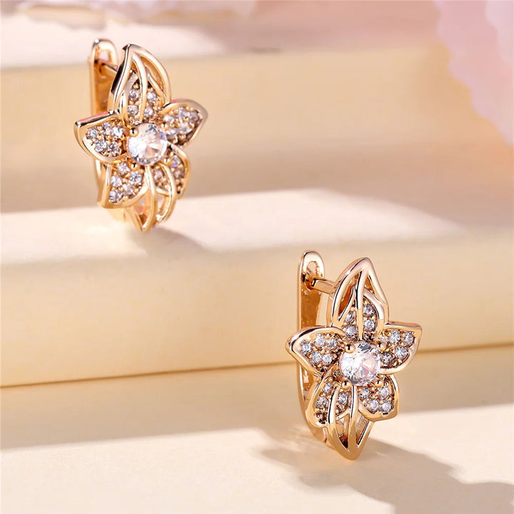 Charme Vrouwelijke Witte Kristallen Zirkoon Steen Bloem Hoepel Oorbellen Goud Kleur Eenvoudige Bruiloft Sieraden Voor Vrouwen