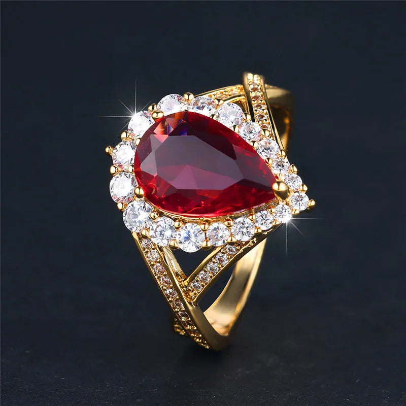 Luxe Vrouwelijke Rode Waterdruppel Zirkoon Steen Verlovingsring Trendy Gouden Kleur Bruid Bruiloft Sieraden Cadeau Voor Vrouwen