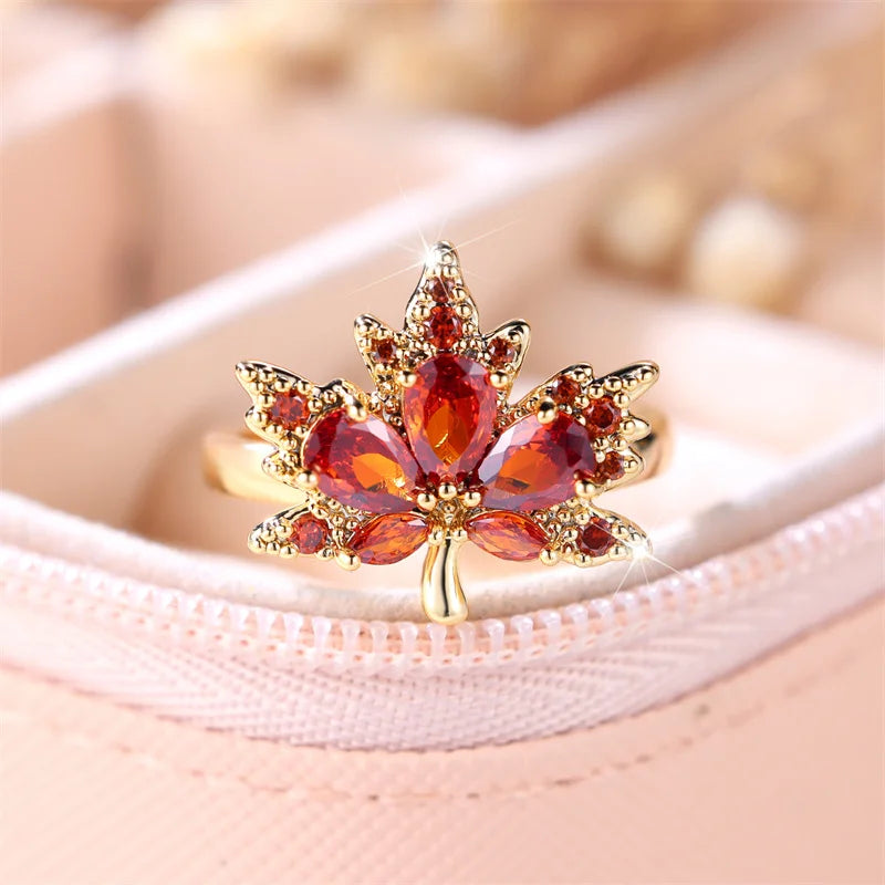 Leuke Vrouwelijke Rode Zirkoon Stenen Ring Trendy Geel Goud Kleur Esdoorn Verlovingsbruid Bruiloft Sieraden Cadeau Voor Vrouwen
