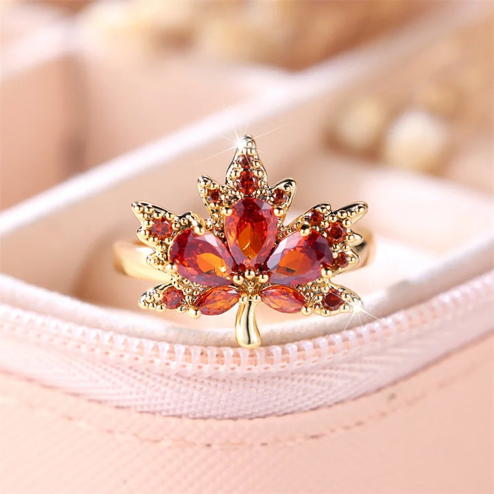 Leuke Vrouwelijke Rode Zirkoon Stenen Ring Trendy Geel Goud Kleur Esdoorn Verlovingsbruid Bruiloft Sieraden Cadeau Voor Vrouwen