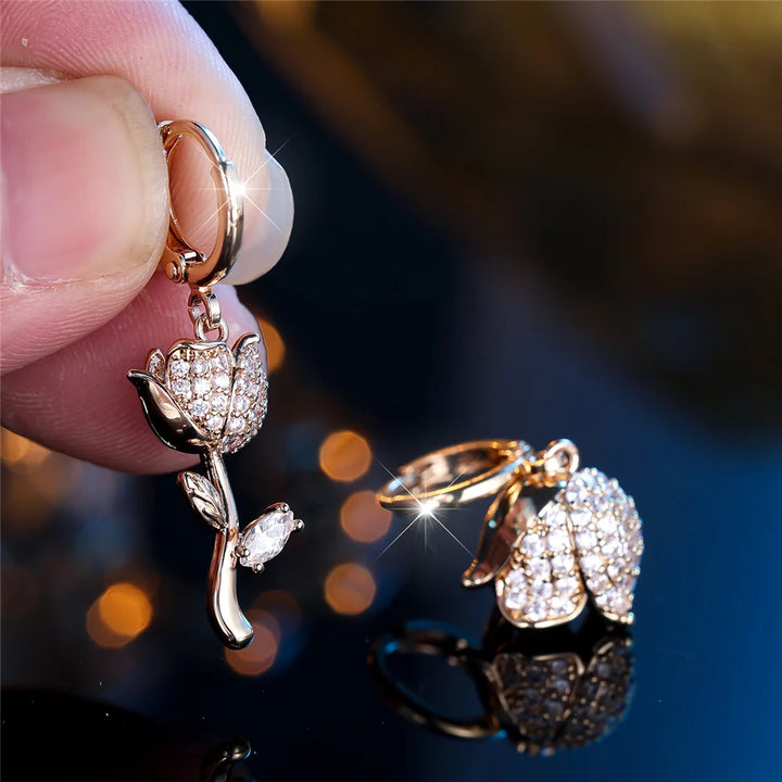 Charme Vrouwelijke Witte Kristal Zirkoon Steen Roos Bloem Hoepel Oorbellen Goud Kleur Eenvoudige Bruiloft Sieraden Voor Vrouwen