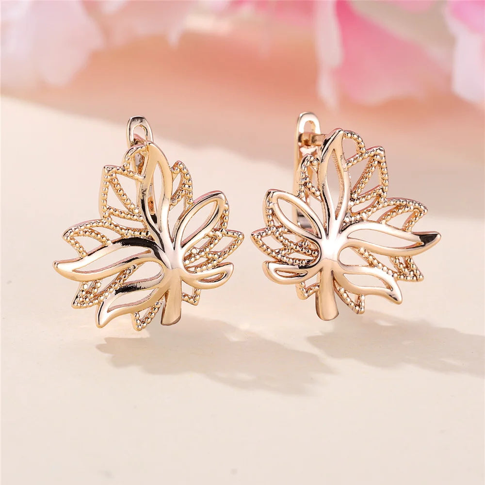 Charme Vrouwelijke Witte Kristallen Zirkoon Steen Boomblad Hoepel Oorbellen Goud Kleur Eenvoudige Bruiloft Sieraden Voor Vrouwen