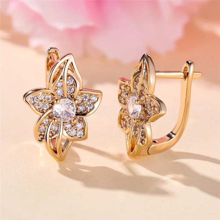 Charme Vrouwelijke Witte Kristallen Zirkoon Steen Bloem Hoepel Oorbellen Goud Kleur Eenvoudige Bruiloft Sieraden Voor Vrouwen