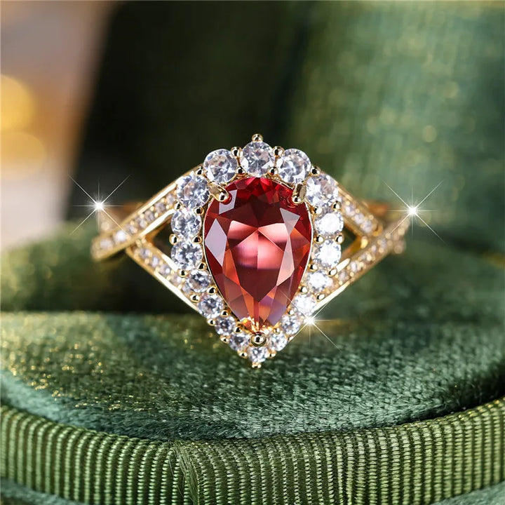 Luxe Vrouwelijke Rode Waterdruppel Zirkoon Steen Verlovingsring Trendy Gouden Kleur Bruid Bruiloft Sieraden Cadeau Voor Vrouwen