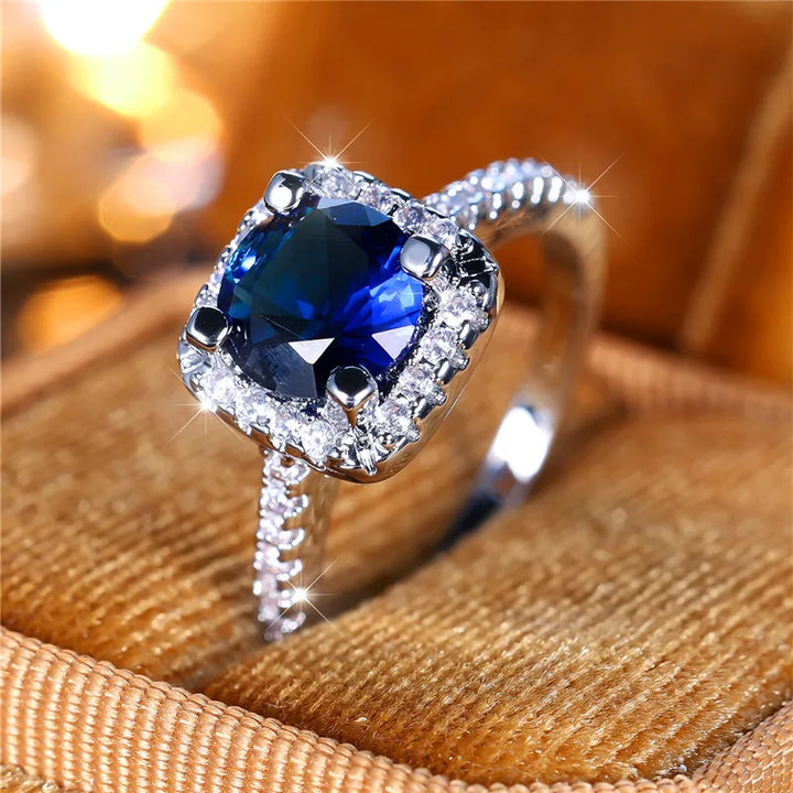 Luxe Vrouwelijke Blauwe Ronde Zirkoon Stenen Ring Trendy Zilveren Kleur Engagement Leuke Bruid Bruiloft Sieraden Cadeau Voor Vrouwen