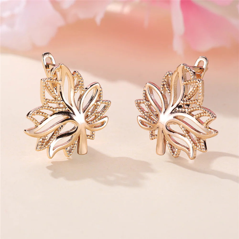 Charme Vrouwelijke Witte Kristallen Zirkoon Steen Boomblad Hoepel Oorbellen Goud Kleur Eenvoudige Bruiloft Sieraden Voor Vrouwen