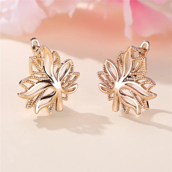 Charme Vrouwelijke Witte Kristallen Zirkoon Steen Boomblad Hoepel Oorbellen Goud Kleur Eenvoudige Bruiloft Sieraden Voor Vrouwen