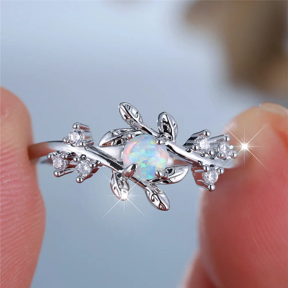 Charme Vrouwelijke Witte Vuur Opaal Steen Ronde Blad Ring Zilver Kleur Leuke Gift Bruiloft Sieraden Voor Vrouwen
