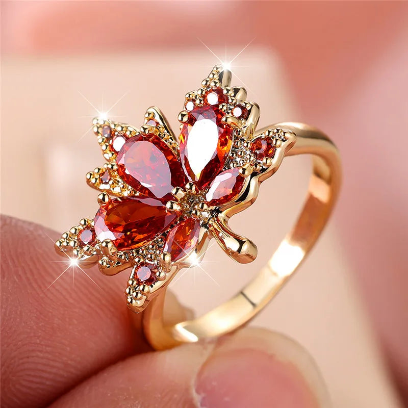 Leuke Vrouwelijke Rode Zirkoon Stenen Ring Trendy Geel Goud Kleur Esdoorn Verlovingsbruid Bruiloft Sieraden Cadeau Voor Vrouwen